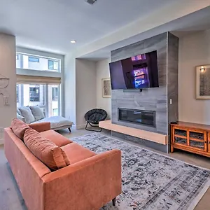  Holiday home Townhome With Rooftop Deck Walk To